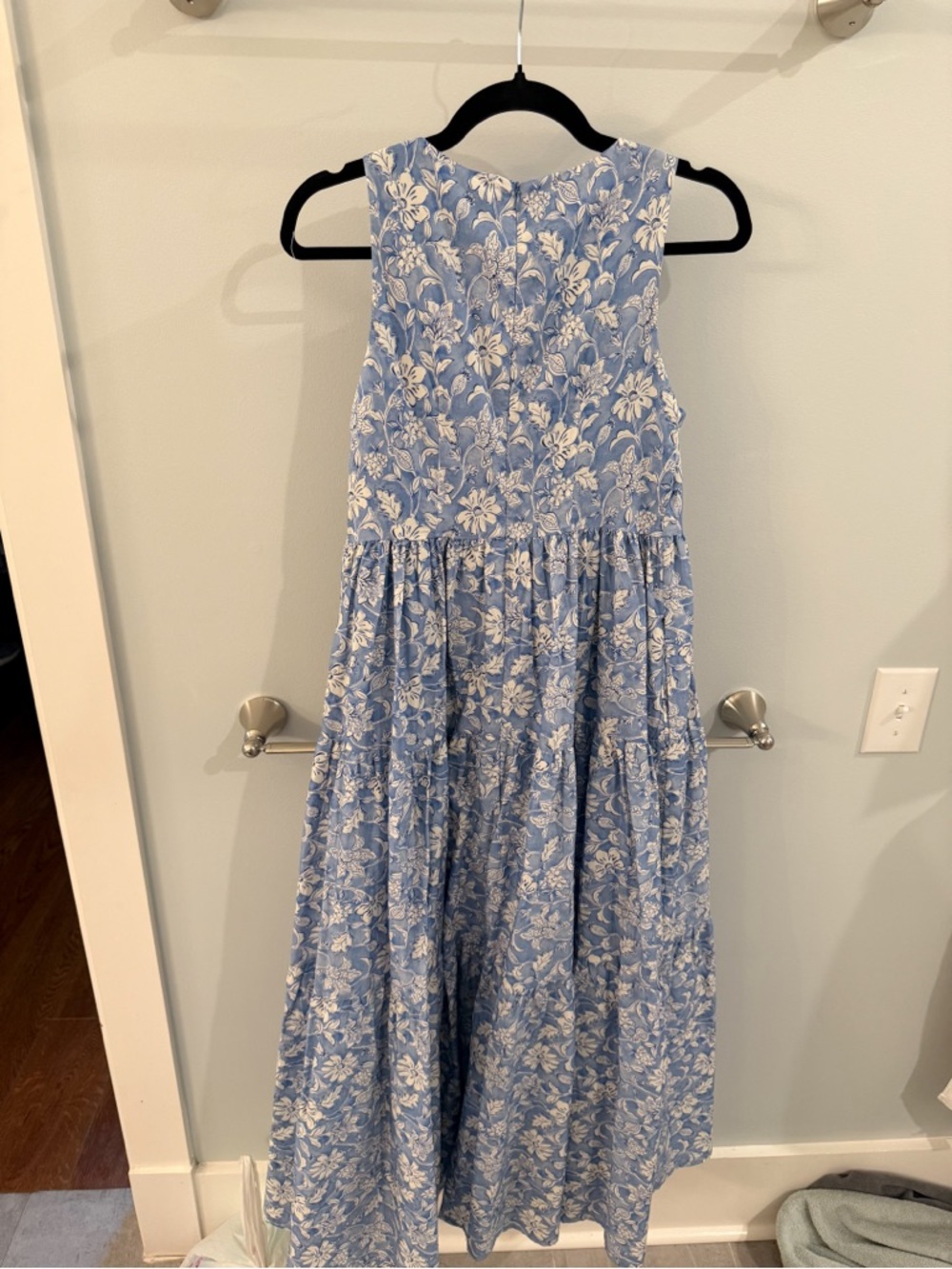 AUREUM Blue and White Floral Sleeveless Dress - Picture 2 of 5